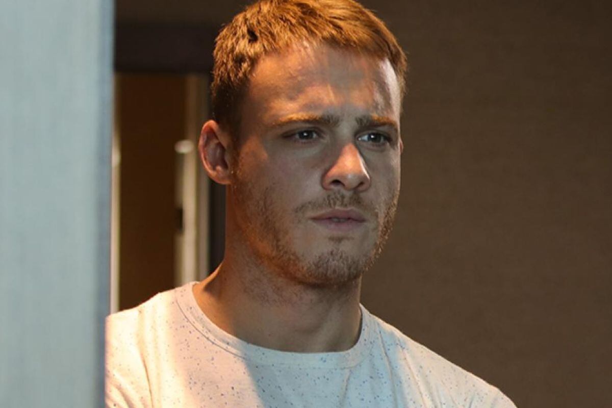 Kerem Bürsin como Ali Smith, el protagonista de "En el corazón de la ciudad" (Foto: Ay Yapım)