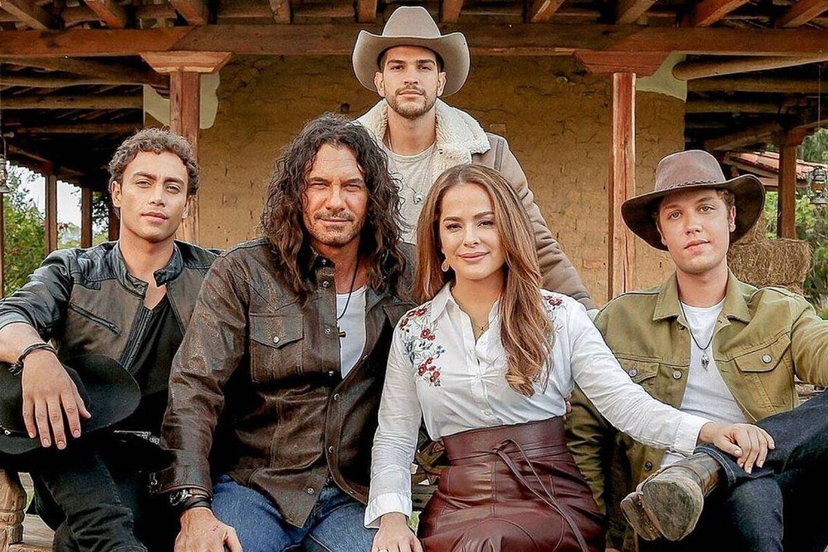 Juan y Norma junto a sus hijos en “Pasión de gavilanes” 2 (Foto: Telemundo)