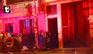 Incendio en Navidad: seis unidades de bomberos y 50 efectivos para apagar llamas de ferretería en Carabayllo