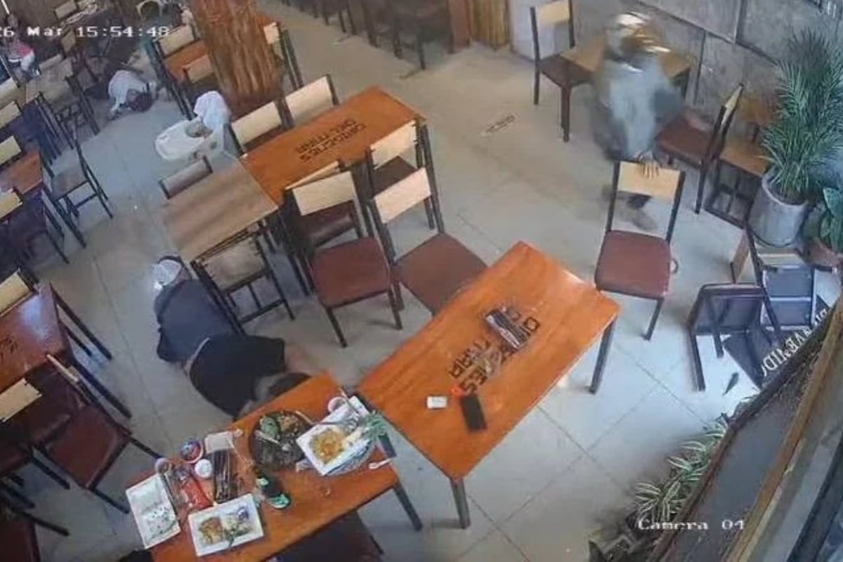 Chiclayo: Momento en que sicario ingresa a restaurante y asesina a Augusto Pazos Vílchez (a) 'El Augusto' delante de su esposa, hija y comensales.