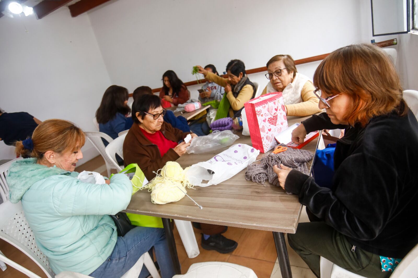 El taller de tejido se dicta, de manera gratuita, por iniciativa de la Municipalidad de Chorrillos y tiene a más de 30 personas inscritas.