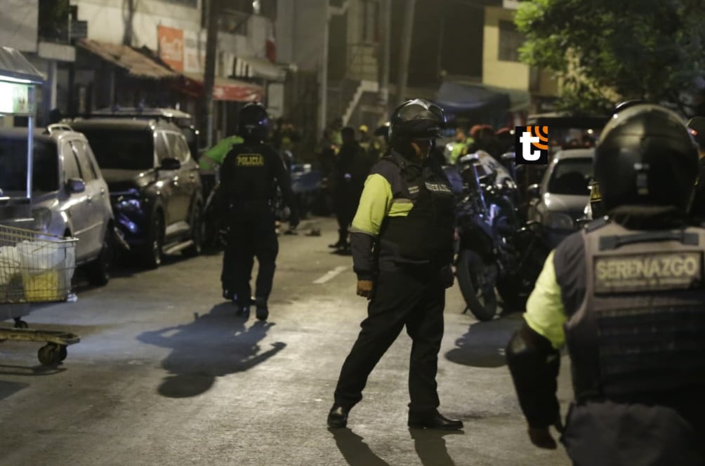 Sujetos desconcidos a bordo de un vehículo atacaron a tres sujetos extranjeros y los mataron. El crimen ocurrió en Surquillo.
