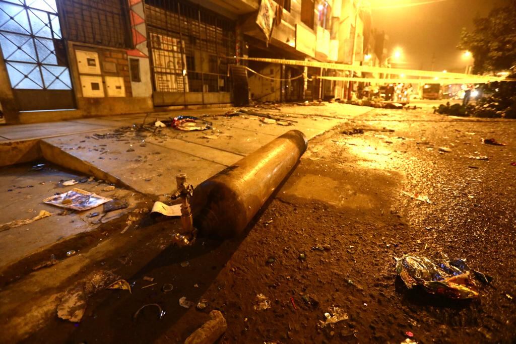 Dos hermanos fallecieron en San Martín de Porres. El hecho ocurrió dentro de una tienda de artículos para fiestas infantiles.
Fotos : César Grados/@photo.com