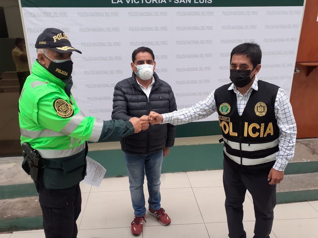 Diego Adolfo Palomares Santa María (30), ‘Gordo Tolón’, y Berji Jeremmi Salvador Obregón (28), ‘Berji’, que serían de la banda 'Los Fierreros de Apolo', fueron atrapados por policías de Depincri La Victoria. (fotos: Mónica Rochabrum)
