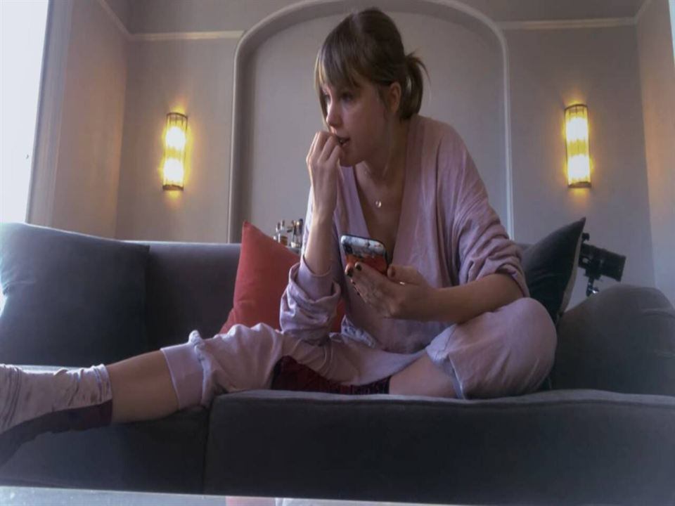 Taylor Swift se mostró muy ansiosa esperando los nominados de los Grammys de 2018 (Foto: Netflix)