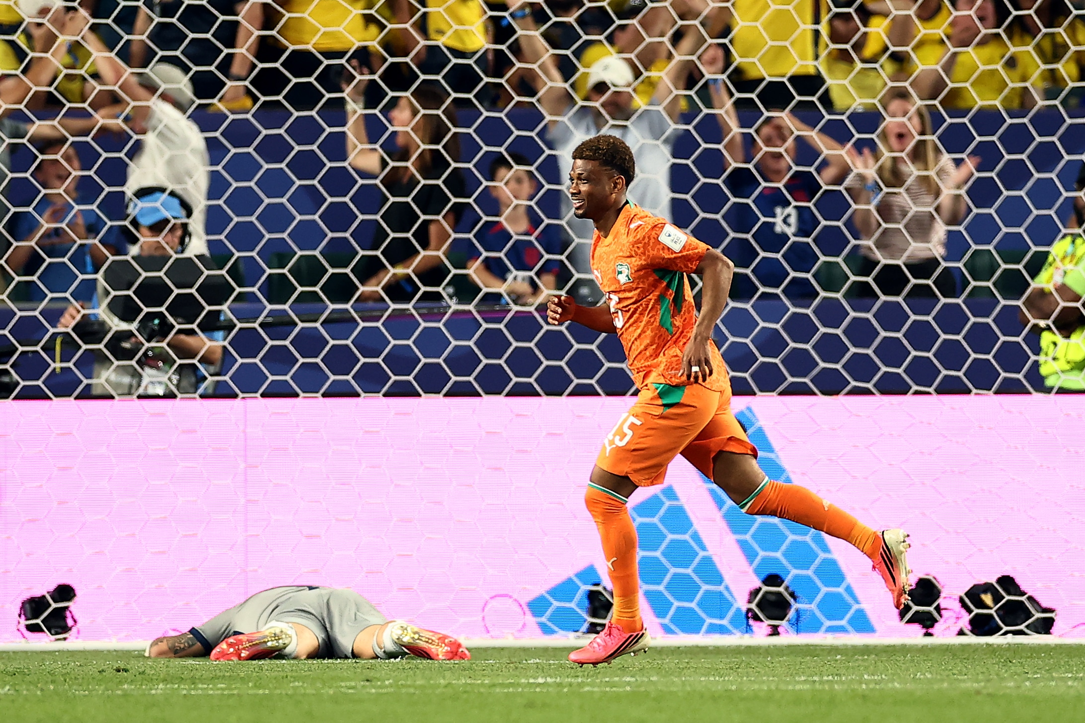 Amad Diallo le dio el triunfo a Costa de Martil sobre Costa de Madrid a los 90'. (Photo by CHARLY TRIBALLEAU / AFP)