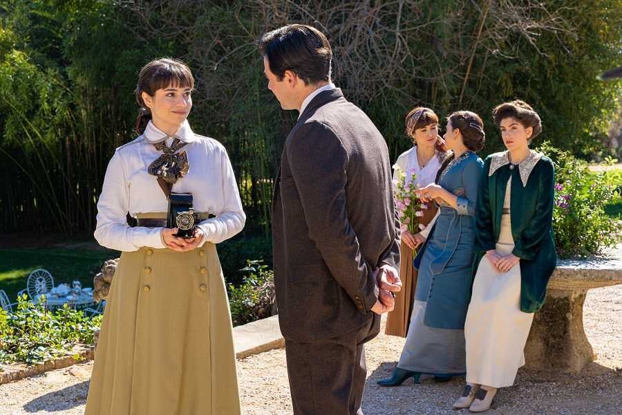 Blanca Palomar fotografía a los jóvenes Luján en "La Promesa" (Foto: RTVE)