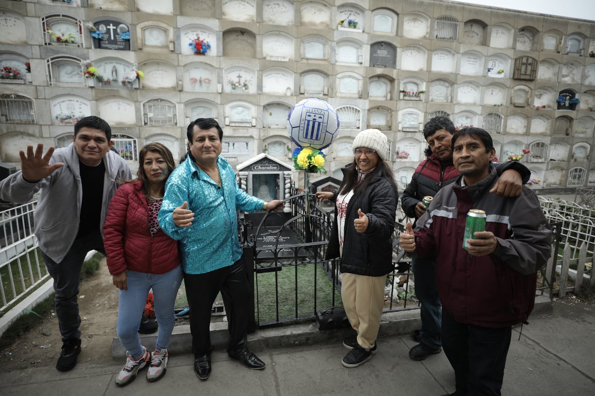 Imitador de Yo Soy visitó la tumba de Papá Chacalón