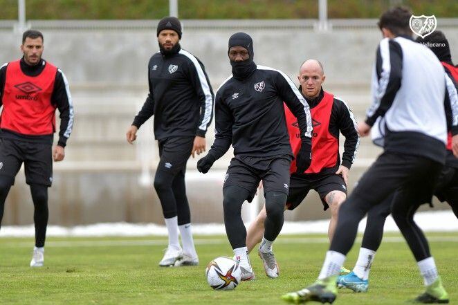 Luis Advíncula se prepara para medirse con Barcelona