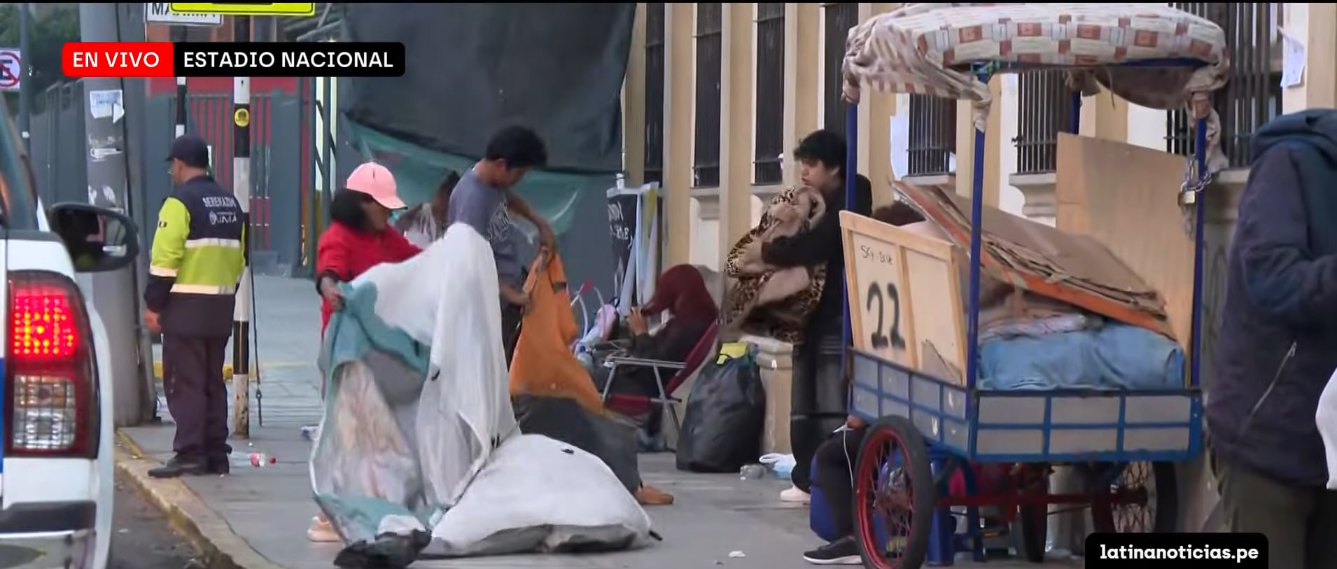 Locura por Bad Bunny: Serenazgo retira a personas que acampaban afuera del estadio.