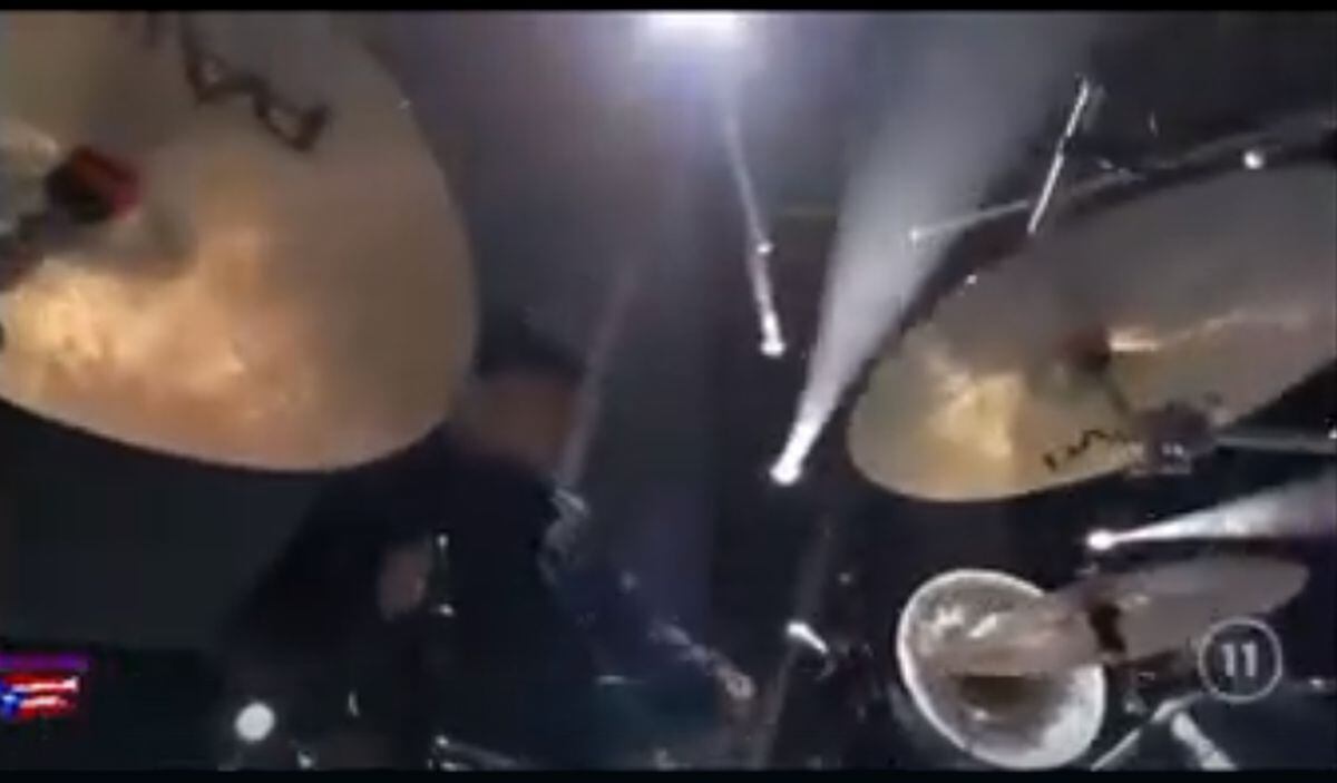 El momento en que el Fito Rubio simuló tocar los platos de la batería pero no tenía baquetas en las manos (Foto: Univisión / Captura de pantalla)