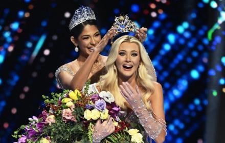 Victoria Kjaer se consagra en CDMX y la nicaragüense Sheynnis Palacios le coloca corona de Miss Universo que ella recibió en 2023. (Fuente: AFP)