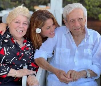 La cantante con su mamá y papá (Foto: Shakira / Instagram)
