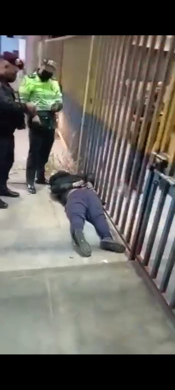 Extranjeros cayeron cuando iban a salir del local.