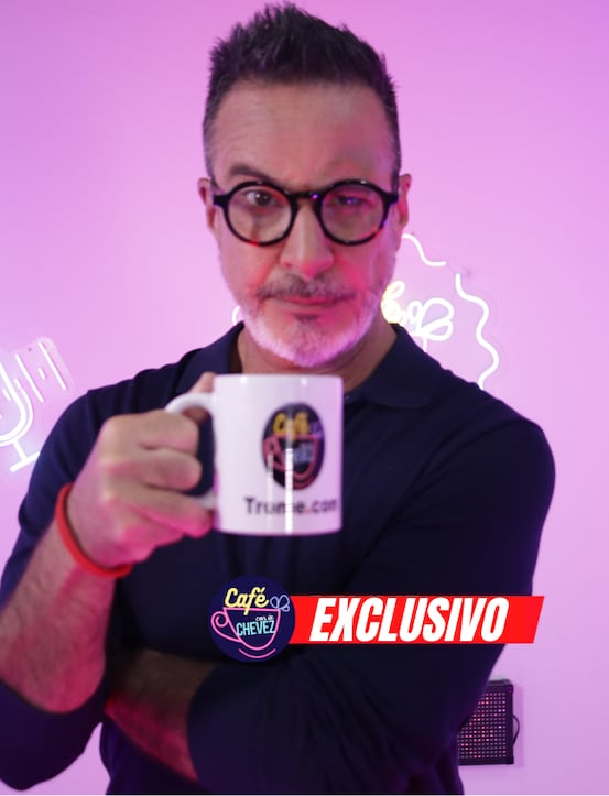 Carlos Carlín en el Café con la Chevez