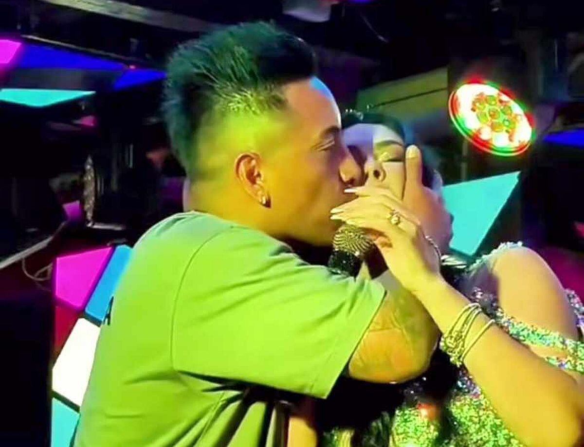 Christian Cueva y Pamela Franco no se ocultan más, aunque ella tuvo una peculiar reacción tras el beso que le robó. (Foto: captura Instarándula / Instagram)