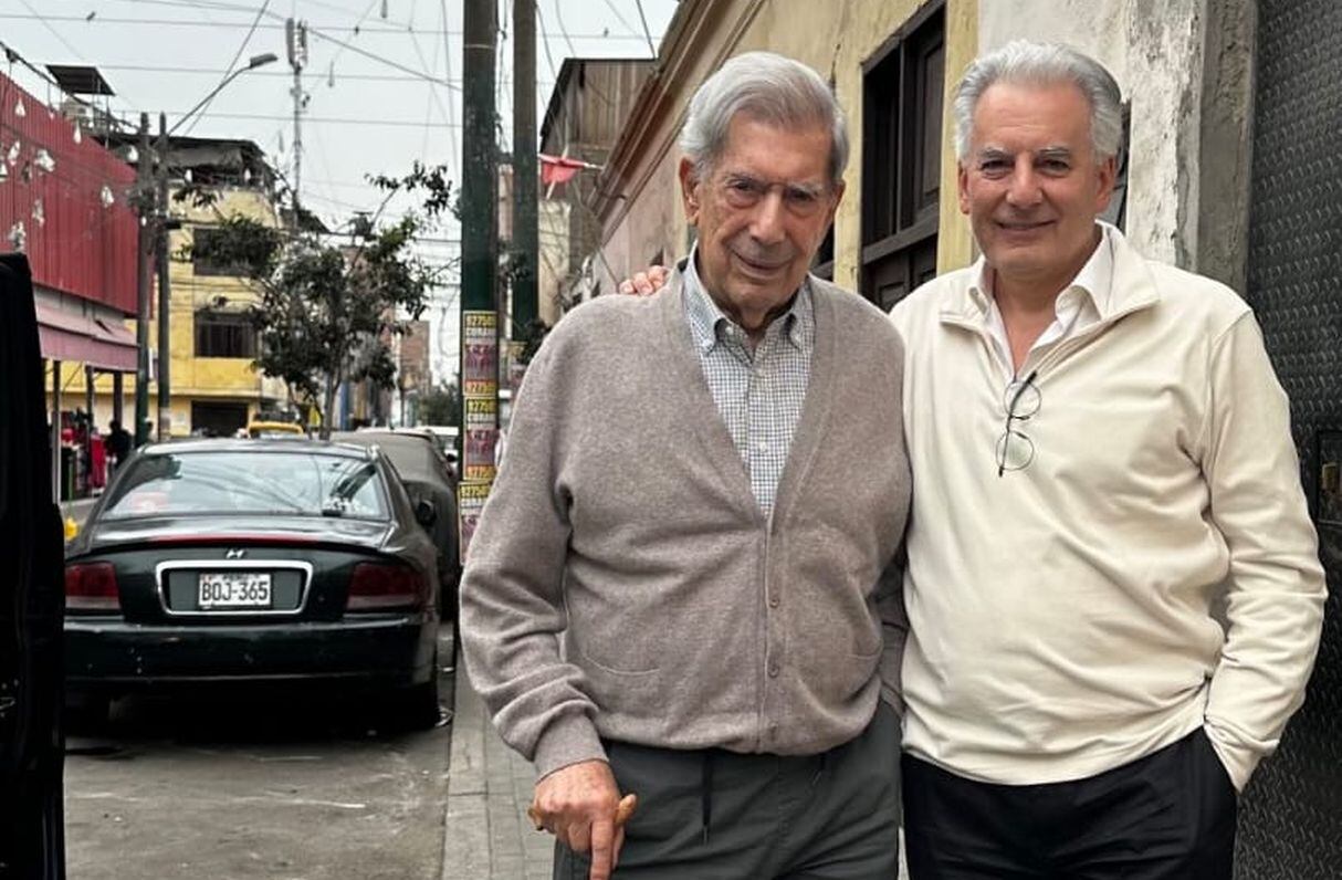 En los últimos meses, Mario Vargas Llosa recorrió diversos escenarios mencionados en sus obras. En esta postal posa junto a su hijo Álvaro, en el recordaro Jr. Huatica, donde iban los cadetes de "La ciudad y los perros". (Foto: @AlvaroVargasLl)