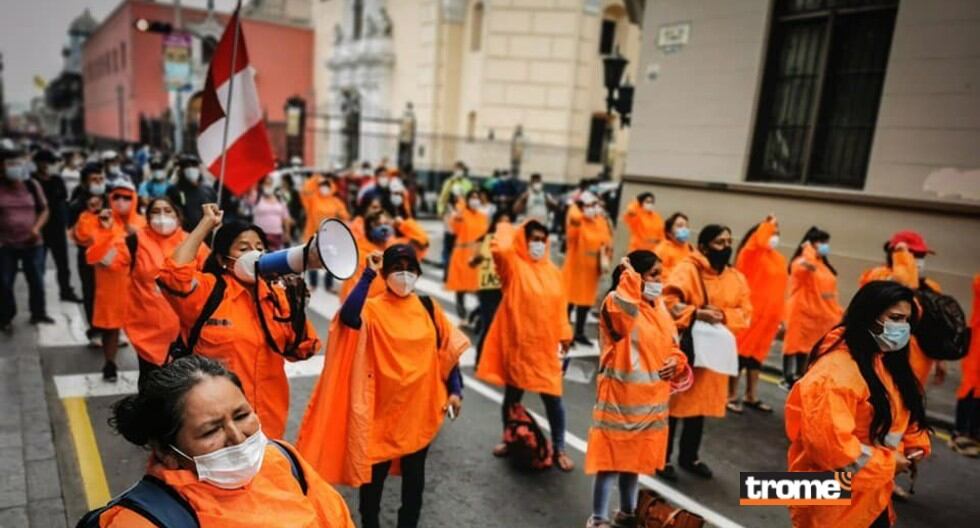 Isabel Cortez, 'Chabelita', trabaja desde hace 17 años en la limpieza pública de Lima y ahora es virtual congresista de la República. (Trome)