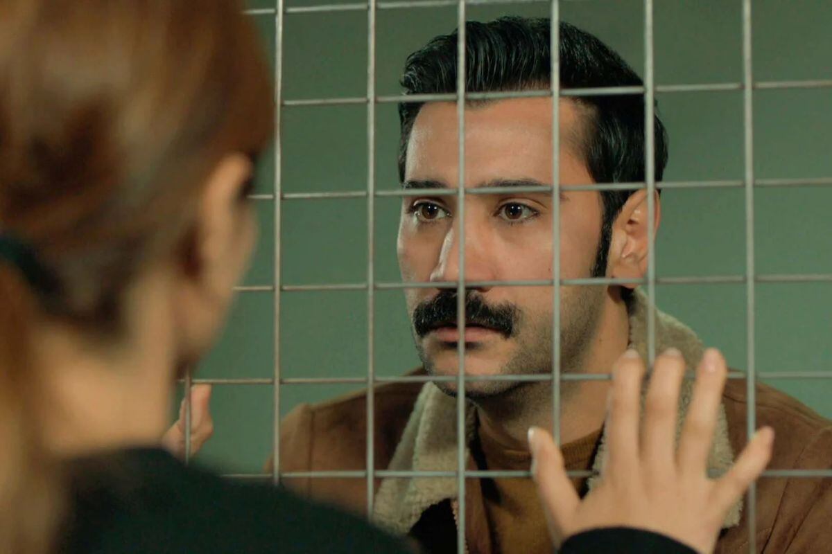 Yilmaz visita a Züleyha a la cárcel, pero ella ya ha tomado una decisión: le dice que no vuelva más y que ahora lo más importante son su hijos (Foto: Tims & B Productions)
