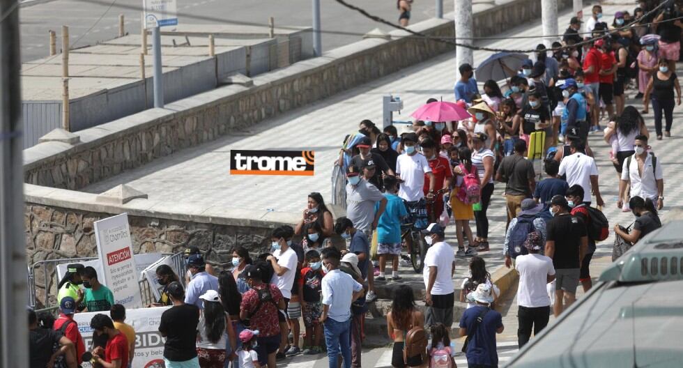 Público hizo largas colas para ingresar a la playa Agua Dulce. (Foto iJulio Reaño / Trome)
