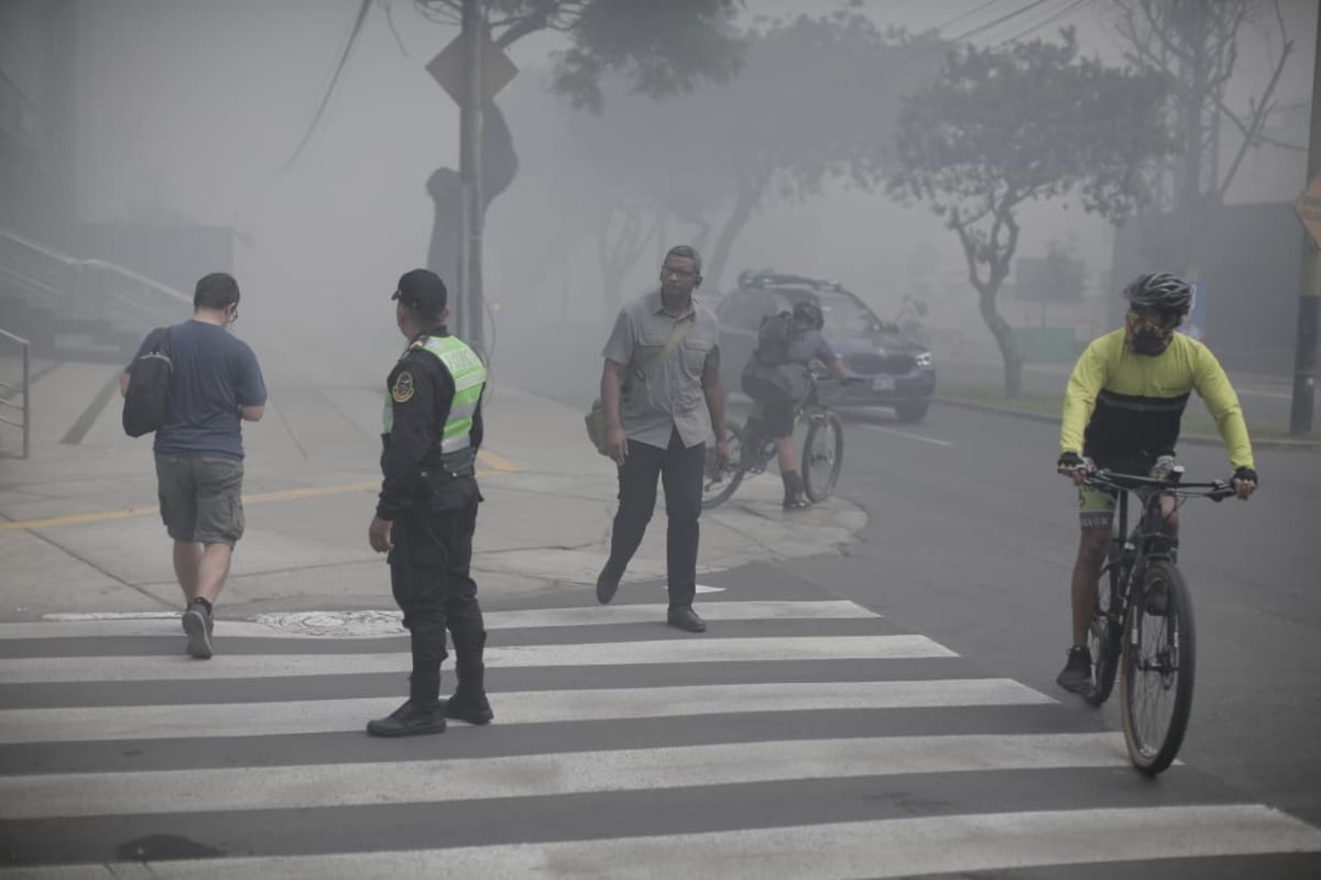 Un incendio se registra en la maleza del acantilado de la Costa Verde, a la altura del parque Domodossola, en Miraflores. La emergencia genera una intensa humareda visible desde distintos puntos del distrito. (Foto: Julio Reaño /@PHOTO.GEC)