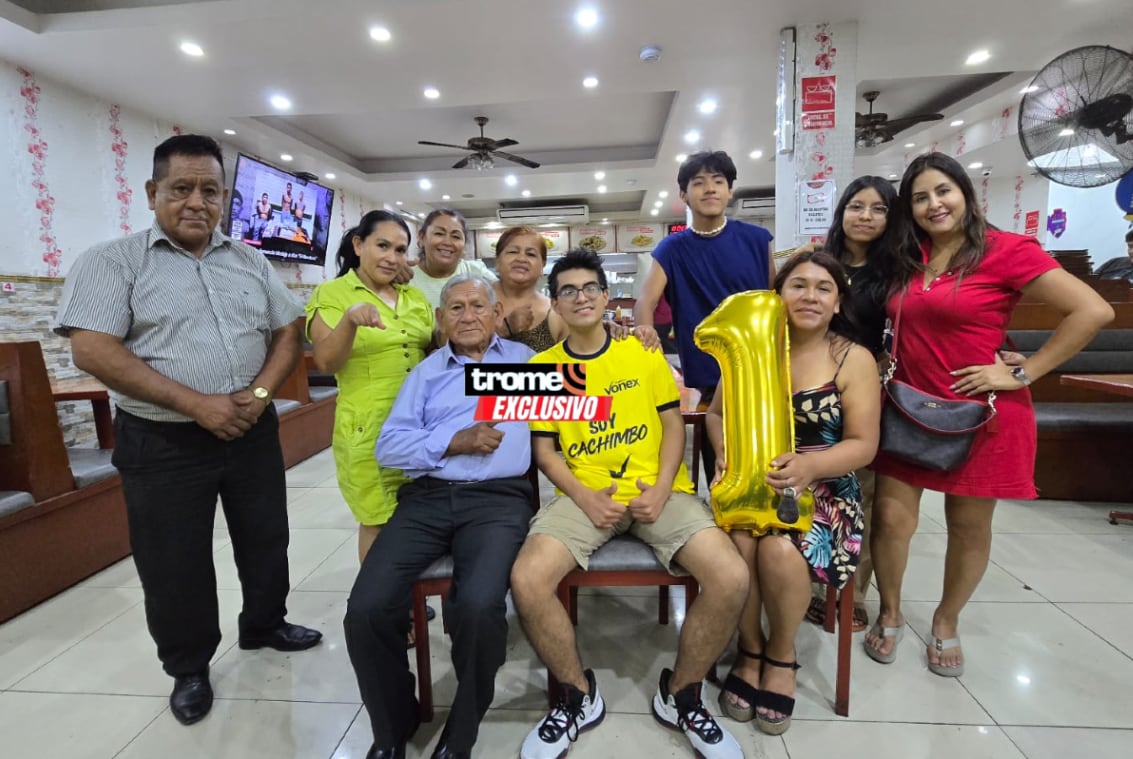 Elías Mendoza y sus familiares celebran la noticia del ingreso en primer lugar a Medicina en el examen de Marcos 2025-II. (Entrevista: Isabel Medina / Trome).
