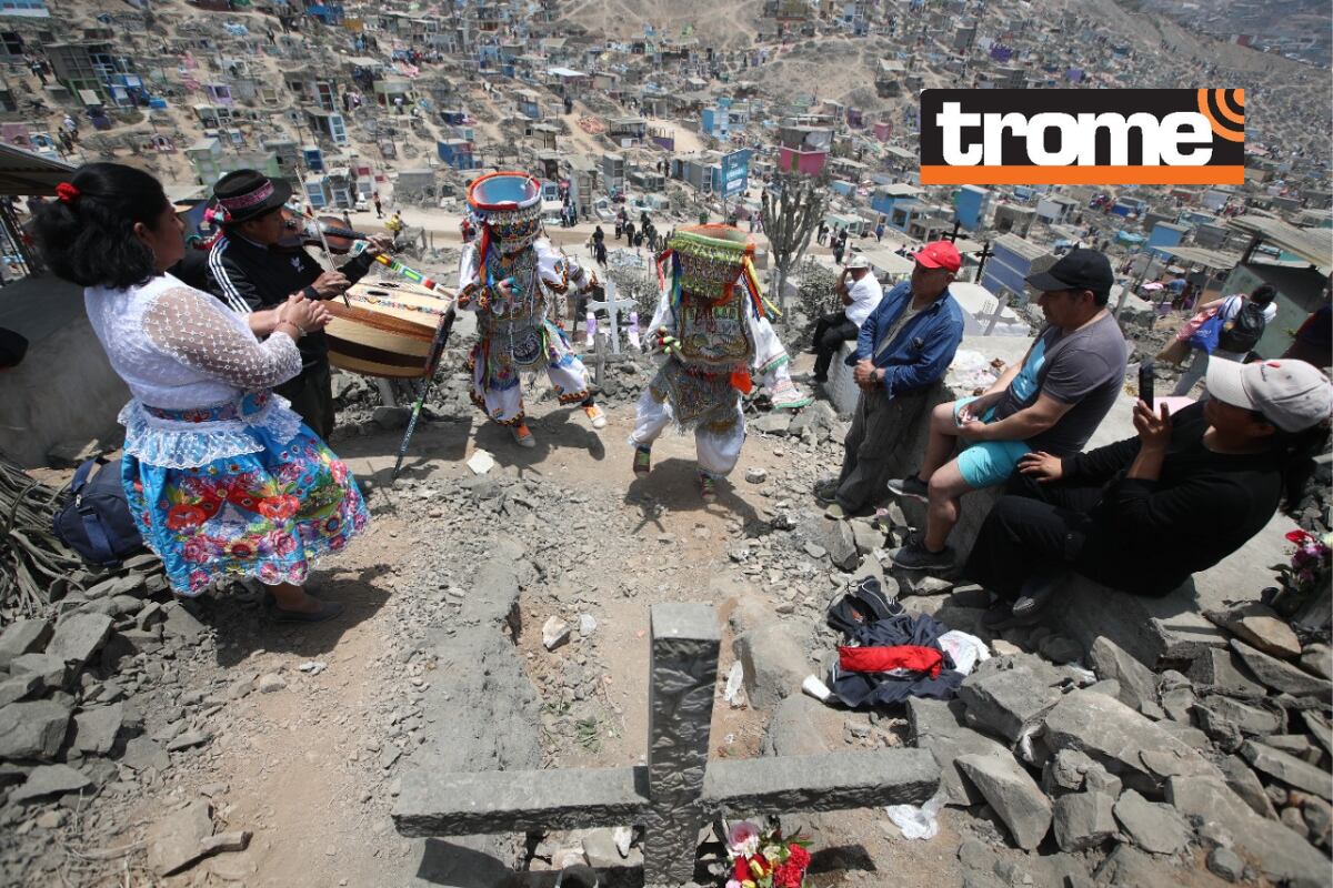 Danzantes de tijera bailaron en las tumbas
