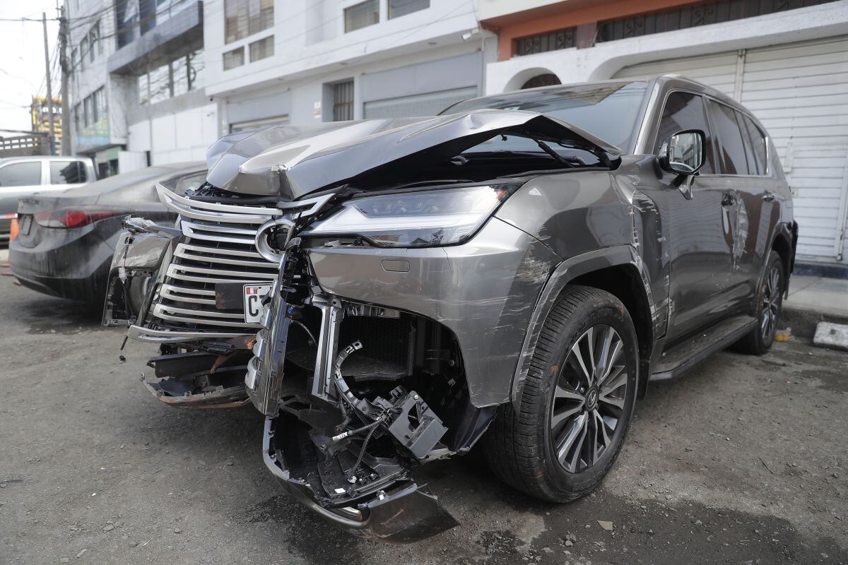 Así quedó la camioneta Lexus del año que Requejo estrelló contra el restaurante. Foto: GEC