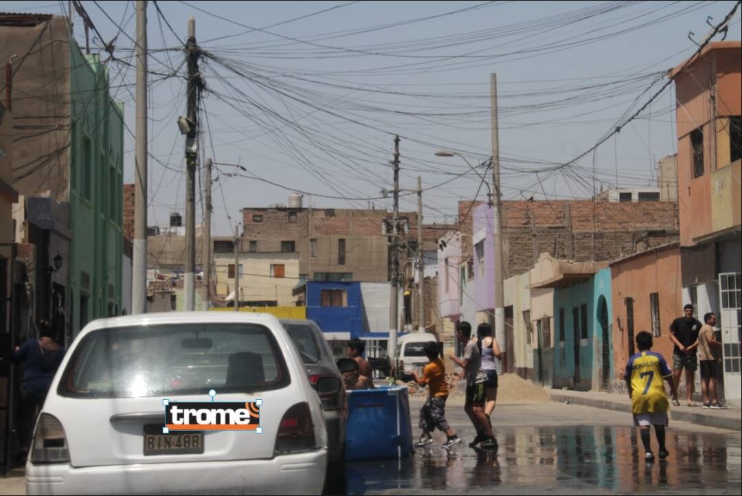 Se divirtieron en las calles jugando carnaval y con piscinas portátiles. (Foto: Alan Ramírez / Trome)