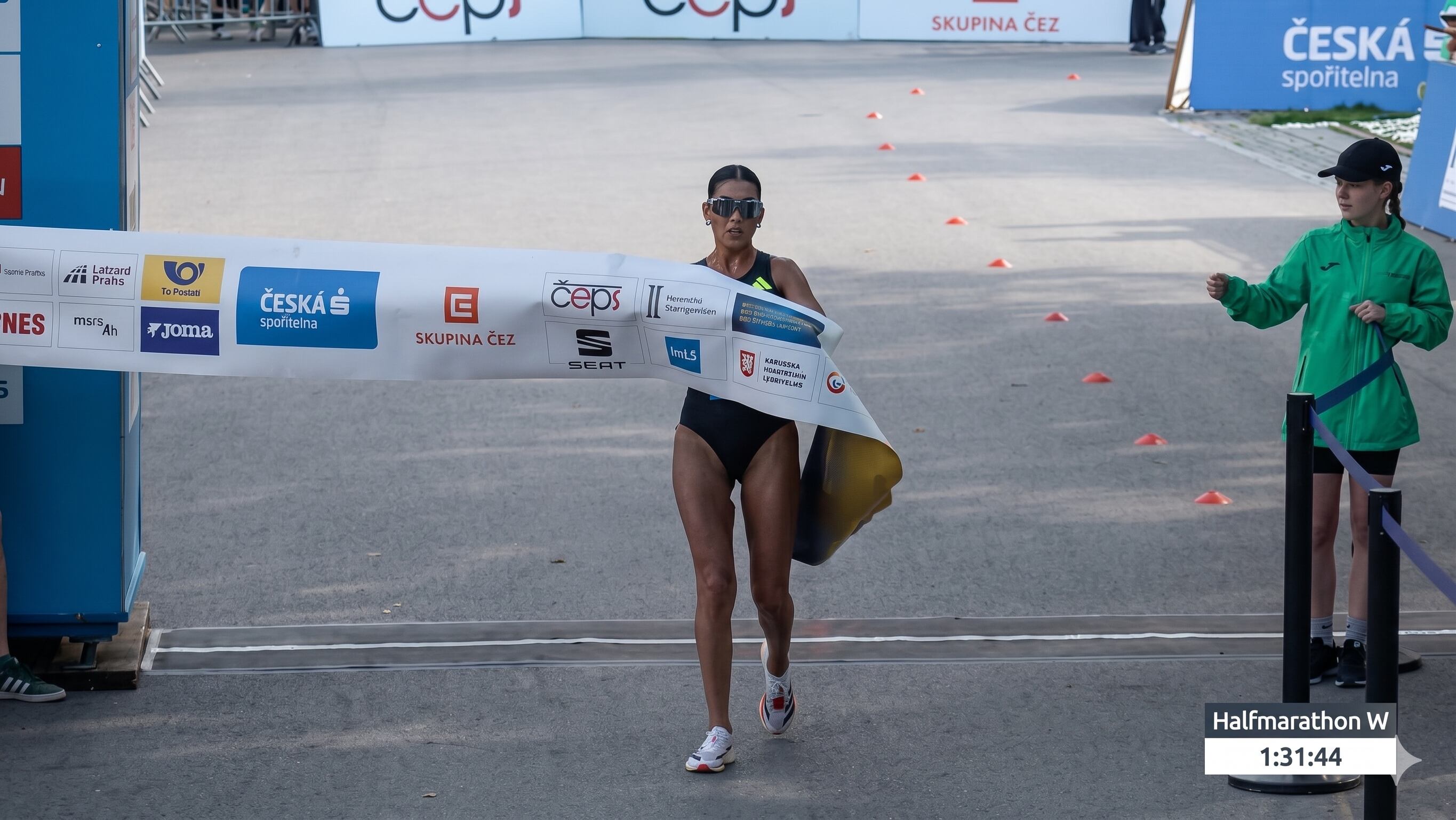 Kimberly García se proclamó campeona de la media maratón Podebrady Race Walking 2026. (Foto: Captura)