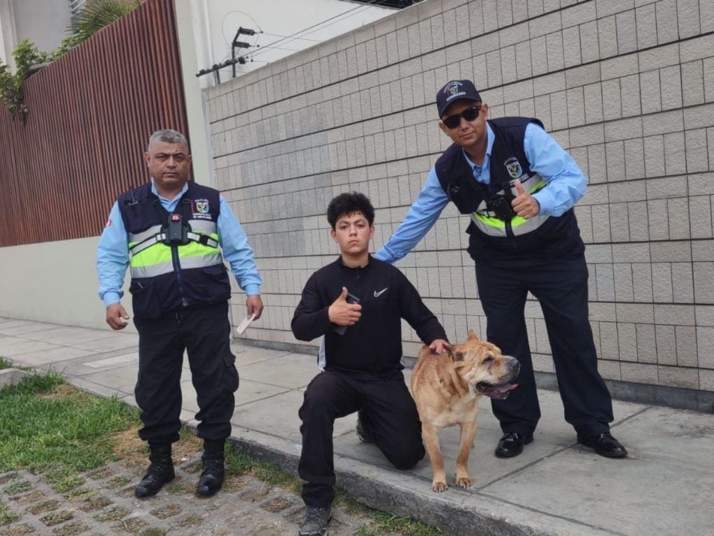 Joven se mostró bastante agradecido con los serenos por encontrar a Chester. Foto: Municipalidad de Miraflores