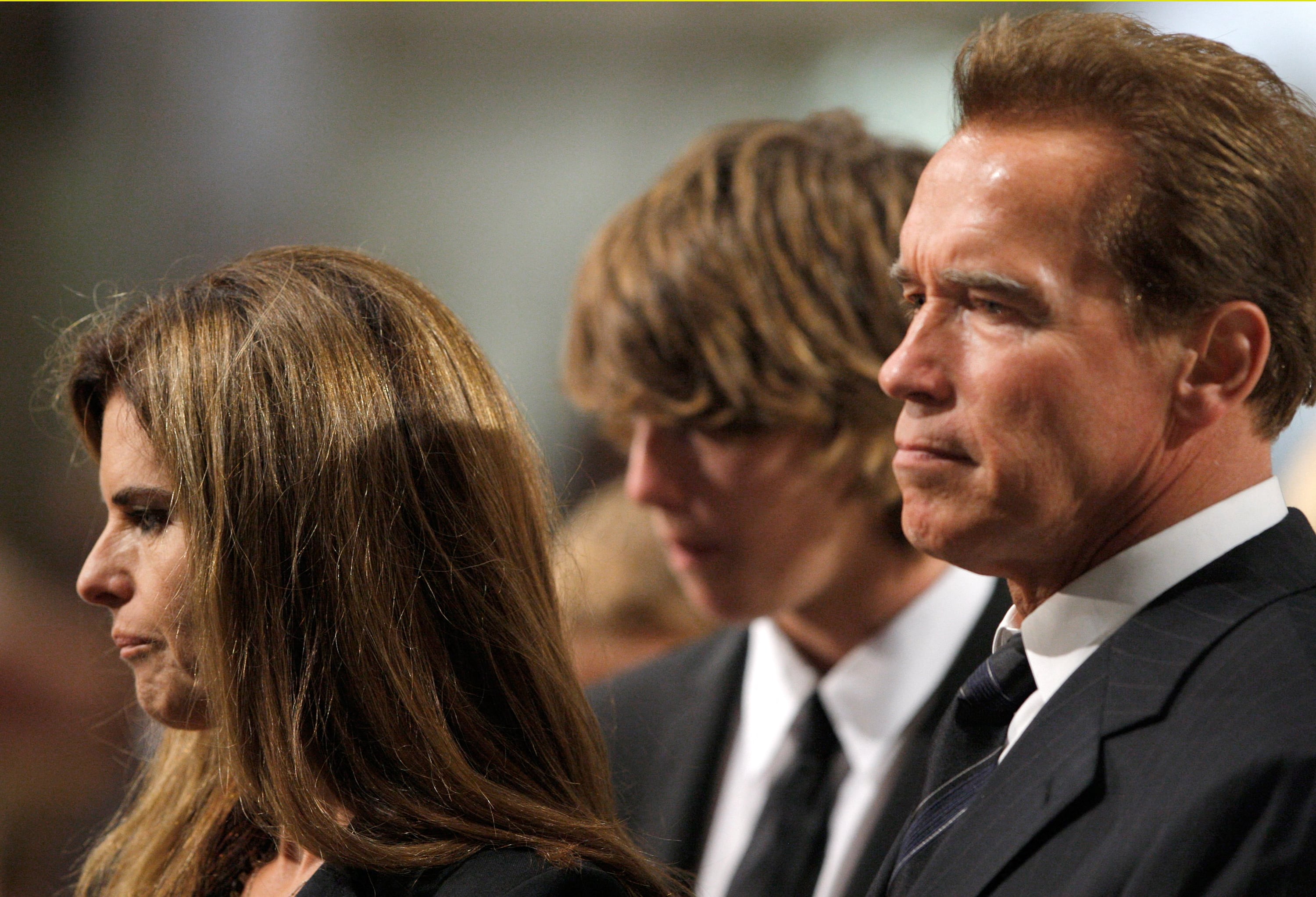 Arnold Schwarzenegger y Maria Shriver durante el funeral de Ted Kennedy, tío de la periodista (Foto: Valerie Macon / AFP)