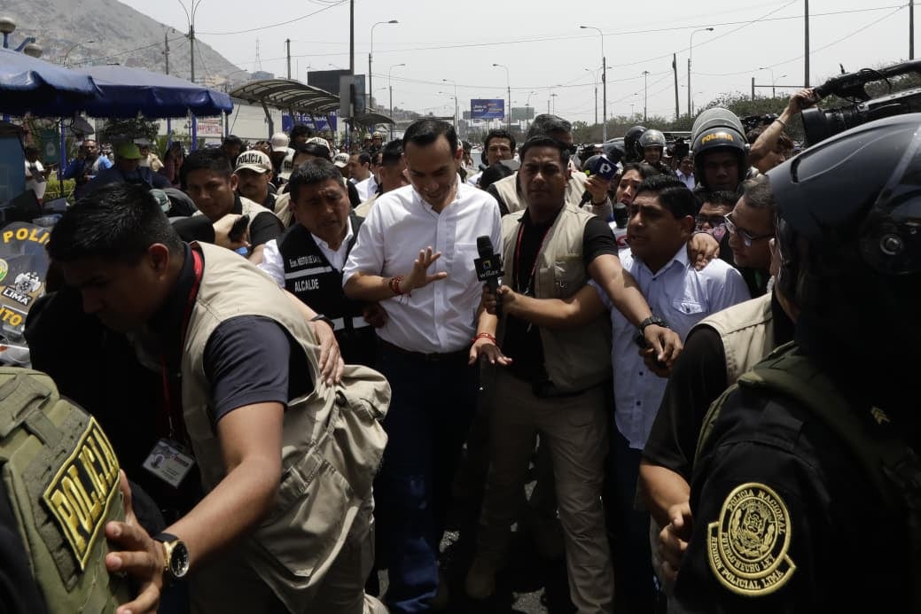 El presidente José Jerí llegó hasta la zona de Acho para reunirse con los dirigentes de transporte. (Foto: El Comercio)