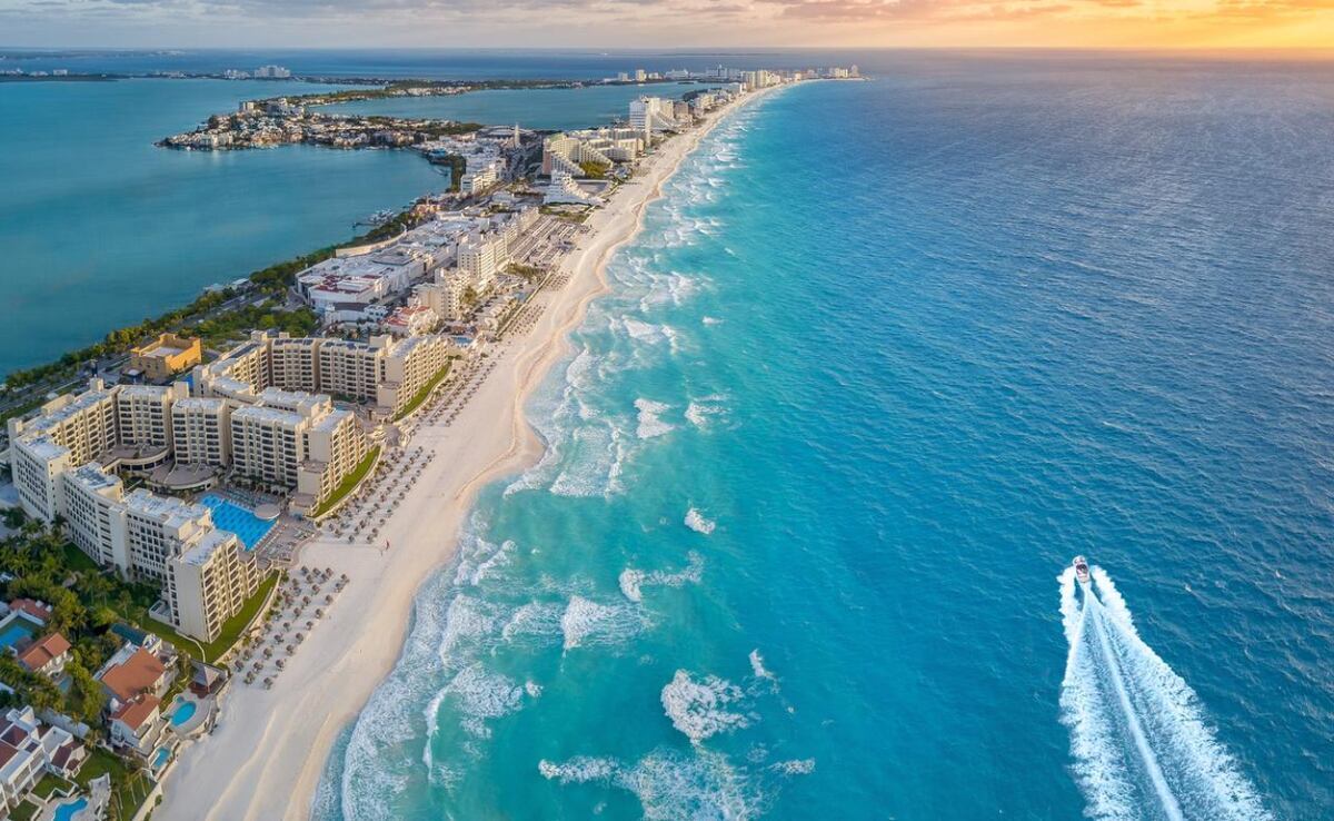 Cancún - México. Si quieres escaparte del loco clima de Lima e ir a disfrutar del mar y la playa ¡Cancún es la opción perfecta! Con sus playas de arena blanca, aguas cristalinas y una amplia gama de actividades, disfrutarás de unos espectaculares Lima. (Foto: Kayak)
