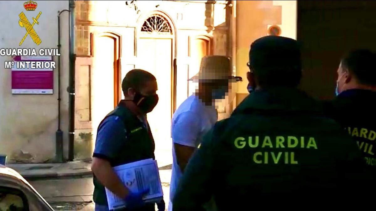 Nacho Vidal, entrando en los juzgados de Xàtiva, el viernes pasado. (Guardia Civil de España)