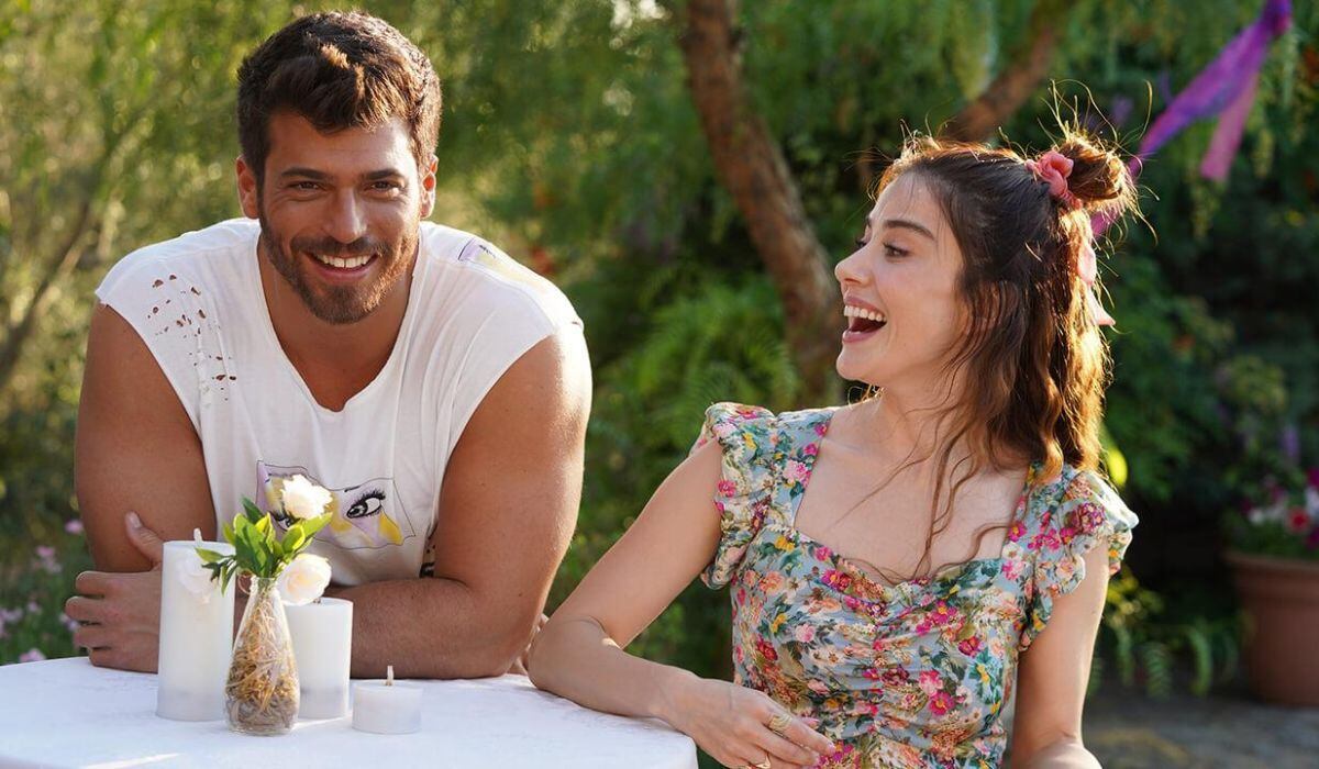 La relación entre Özgür y Ezgi en "Bay Yanlis" cambiará poco a poco hasta transformarse en amor, ya que no notarán que tienen mucha química (Foto: Gold Film)