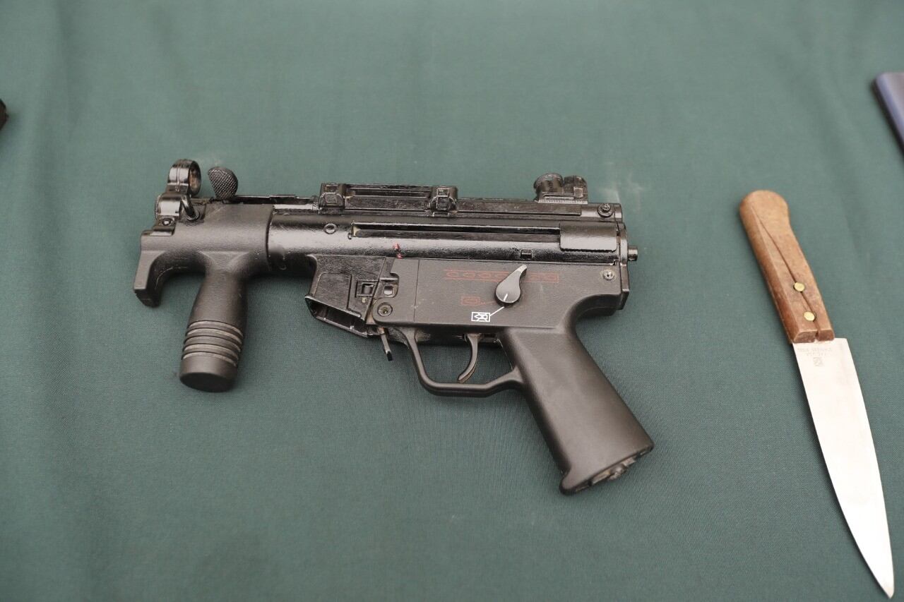 Ametralladora y cuchillo encontrados a los detenidos.