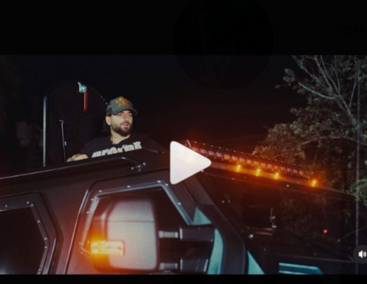 Maluma aparece en los segundo finales del videoclip de "Más rica que ayer" (Foto: Anuel AA / YouTube)