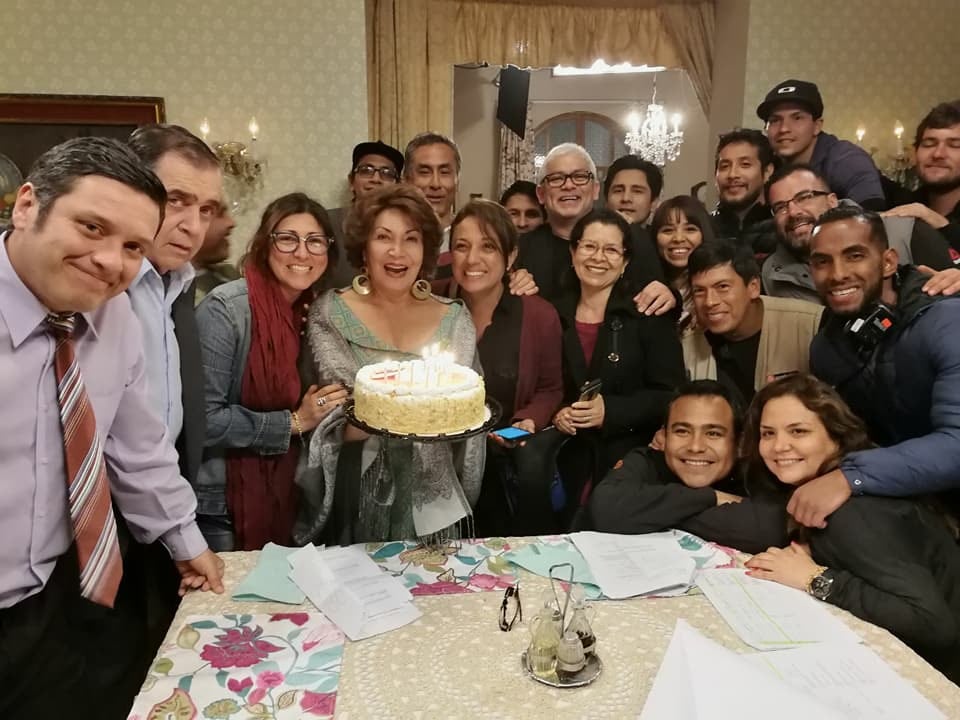 Junto al elenco de la novela De vuelta al barrio. Foto: Facebook.