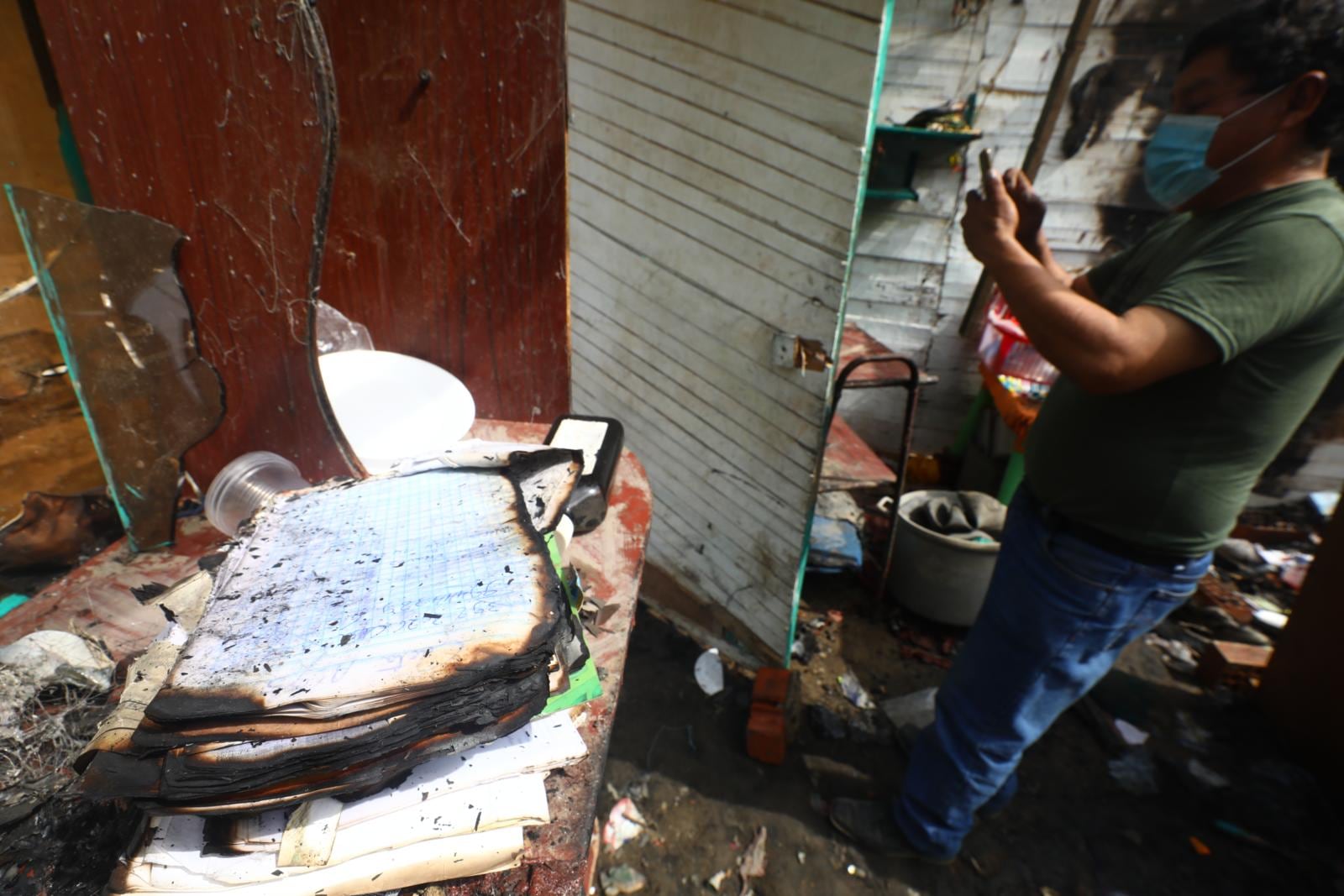 El celular y los cuadernos donde los hijos de Marielena hacían sus tareas quedaron calcinados. | Foto: Gonzalo Córdova