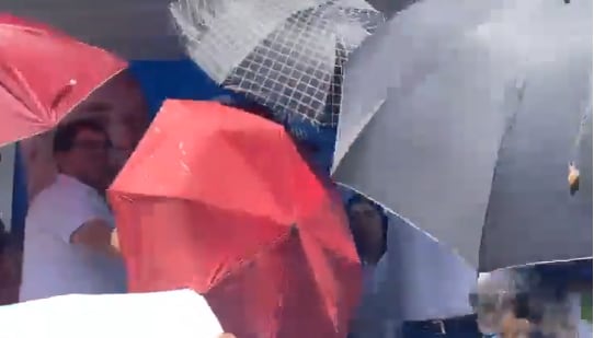 Seguridad de Rafael López Aliaga usó paraguas para proteger al candidato presidencial por Renovación Popular.