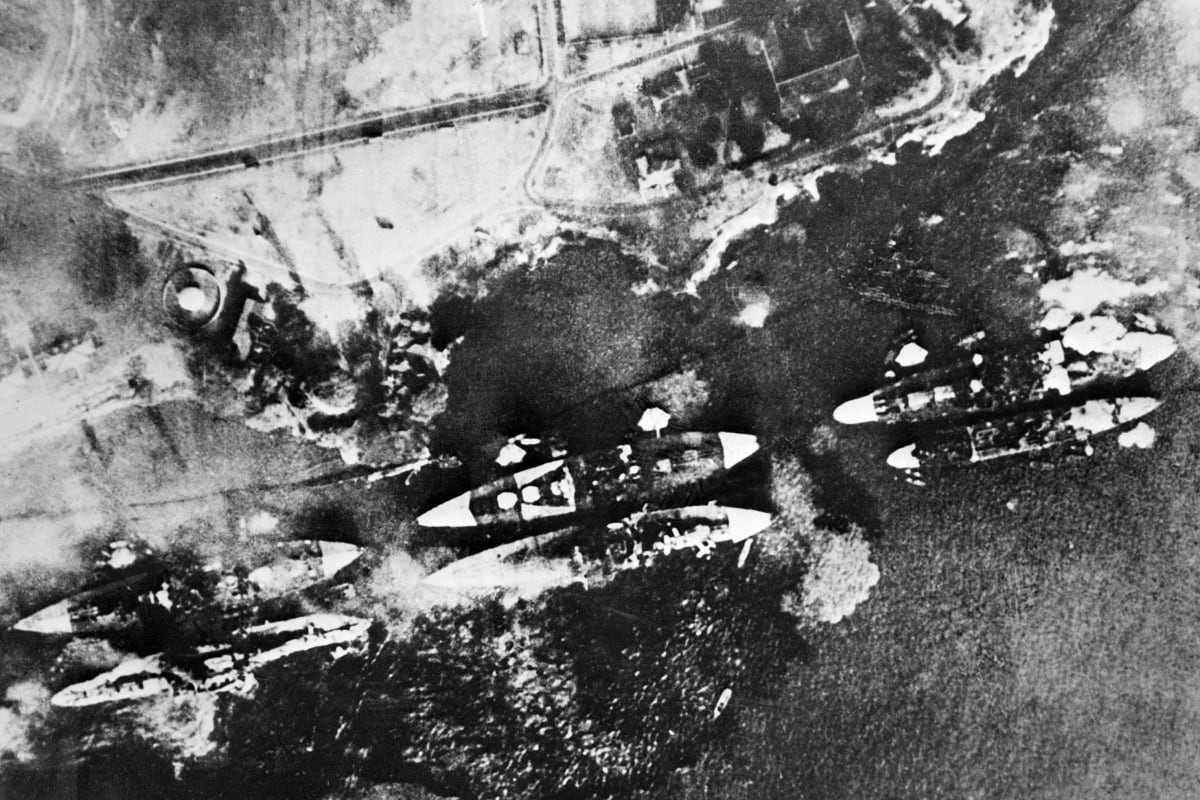 Vista aérea que muestra la Flota del Pacífico de EE.UU. consumida por las llamas en su base de Pearl Harbor en Hawái después de que 360 aviones de combate japoneses realizaran un ataque sorpresa masivo, el 7 de diciembre de 1941. (Foto de AFP)