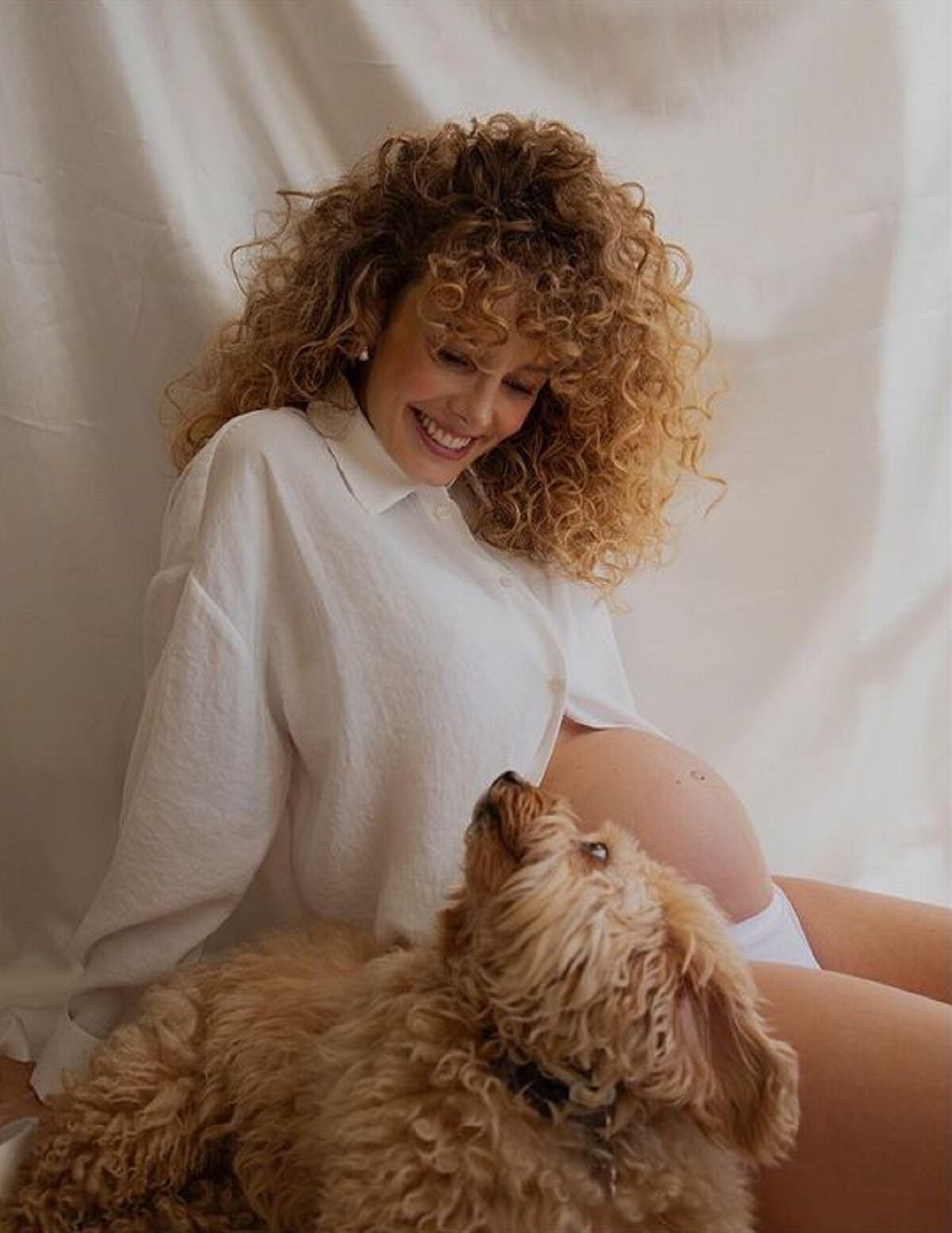 Esther Acebo luciendo sus curvas premamá junto a su mascota (Foto: Esther Acebo/ Instagram)