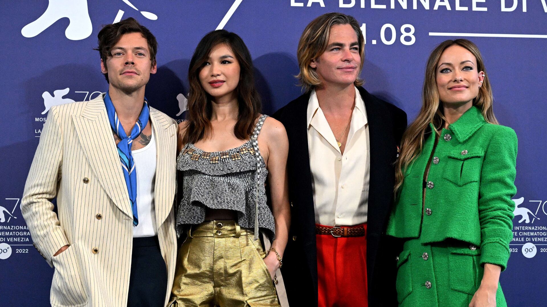 En la foto, la directora Olivia Wilde posa junto al elenco de "Don't Worry Darling".