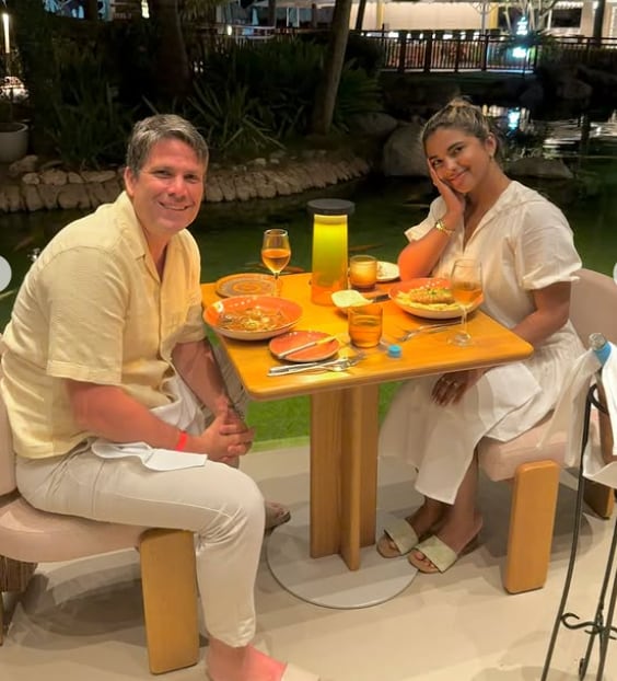 Paco Bazán en romántica cena con Susana Alvarado. Él defendió los 15 años de diferencia entre ellos.