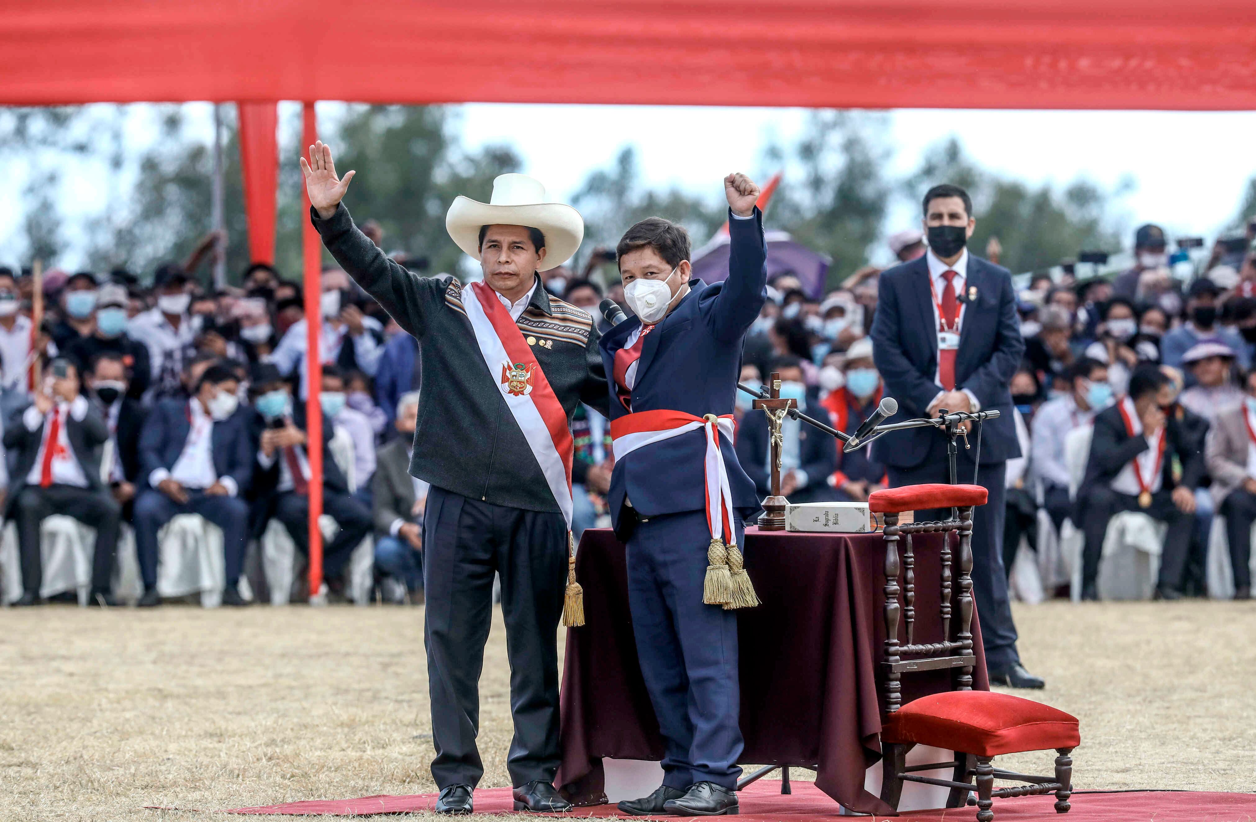 AME6014. AYACUCHO (PERÚ), Antes que a Verónika Mendoza o Dina Boluarte, Castillo juramente a Guido Bellido como premier. (EFE/ Stringer)