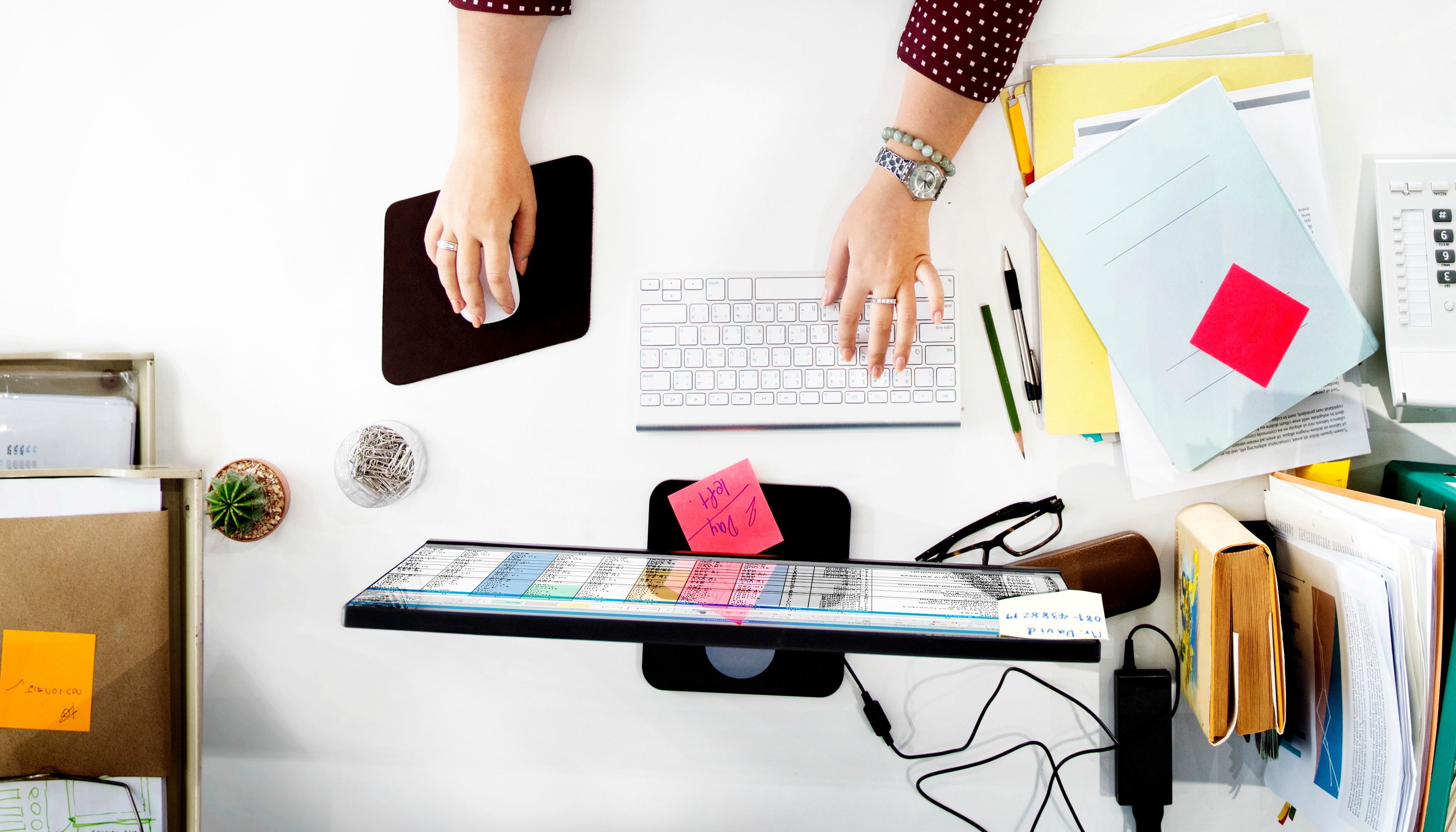 Recuerda que las redes sociales de tu negocio reflejan una parte importante al ser como una tienda virtual. Foto: Freepik.