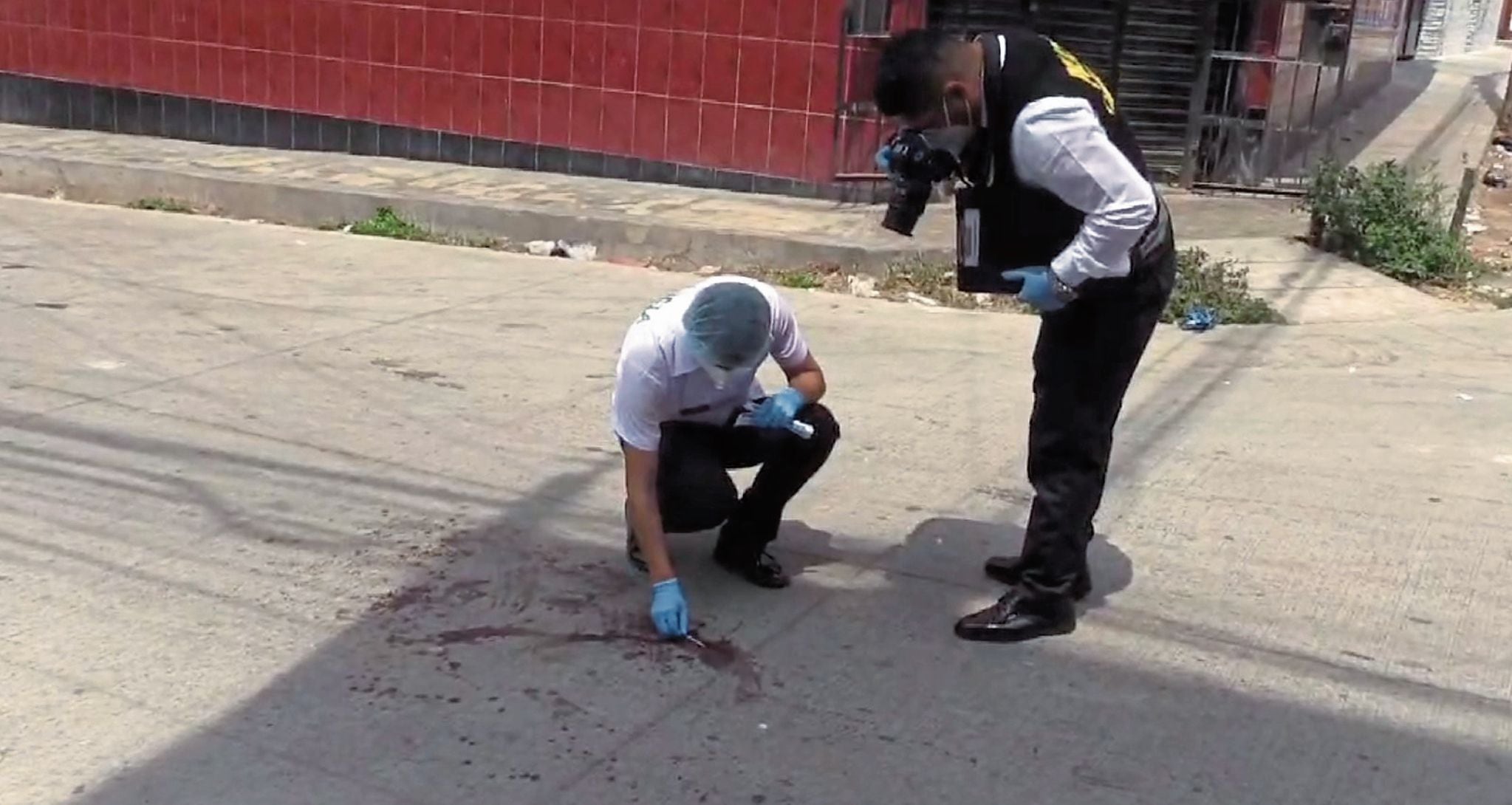 Matan a dos amigos en calle de VMT