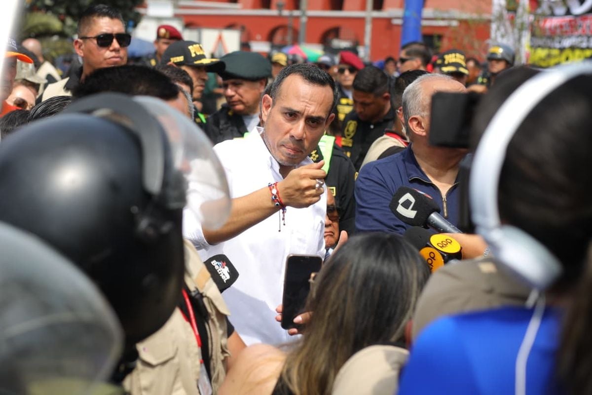 El presidente José Jerí declara a los medios de comunicación tras sostener reuniones con representantes de transportes, tras el anunciado paro de transportistas que vive hoy la capital. Fotos: Antonio Melgarejo/ @photo.gec