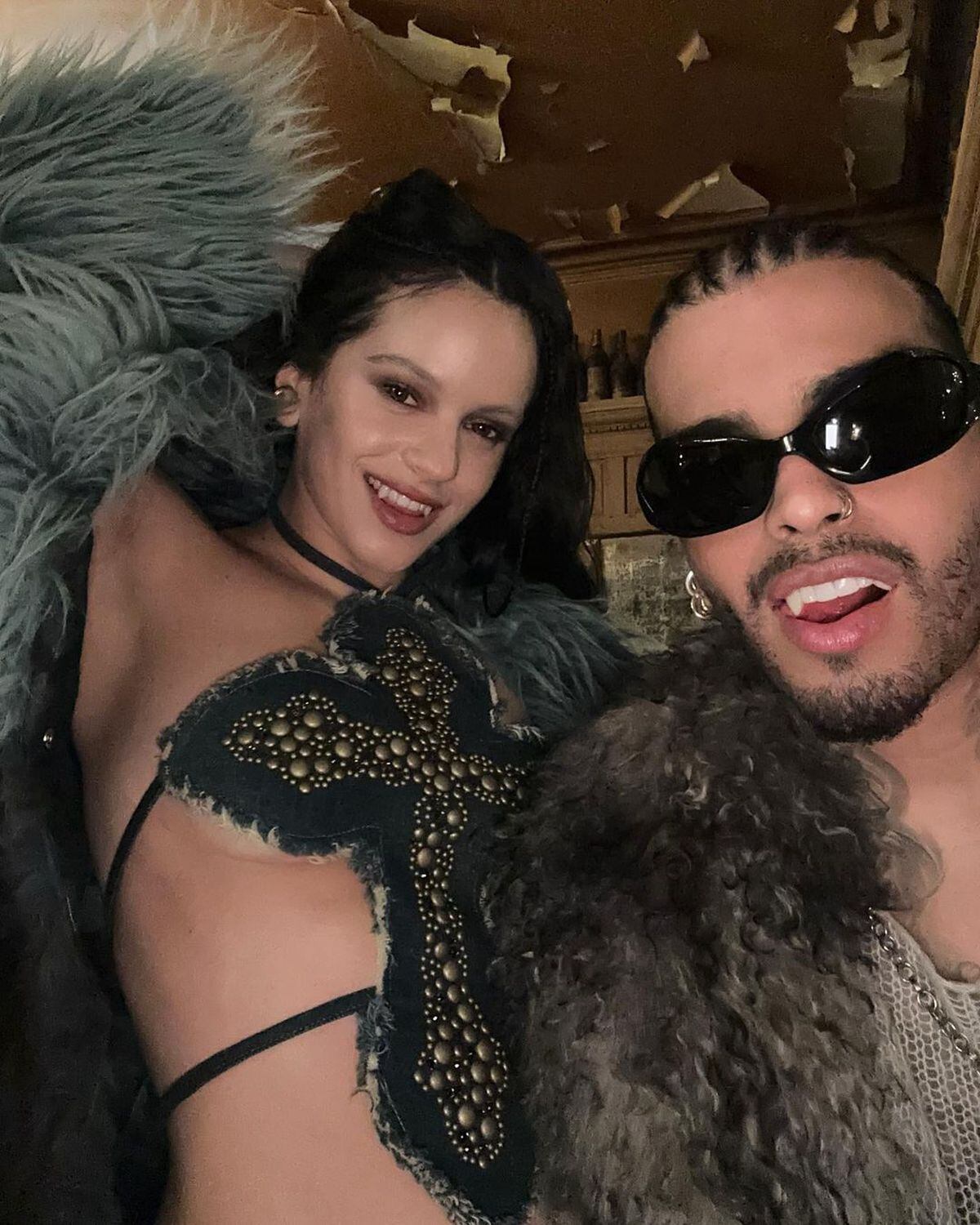 Cuando los cantantes lucían muy enamorados con sus dientes de vampiros (Foto: Rauw Alejandro / Instagram)